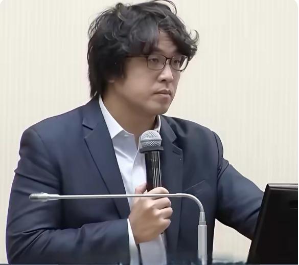 可惜这英俊的脸庞，炫酷的发型。

这般形象，隐藏着个肮脏的灵魂。

43岁沈伯洋