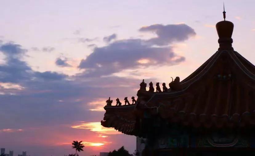 不要指望工作到60，
然后拿一个高退休金养老，那不是二三十岁的人，应该去考虑的问