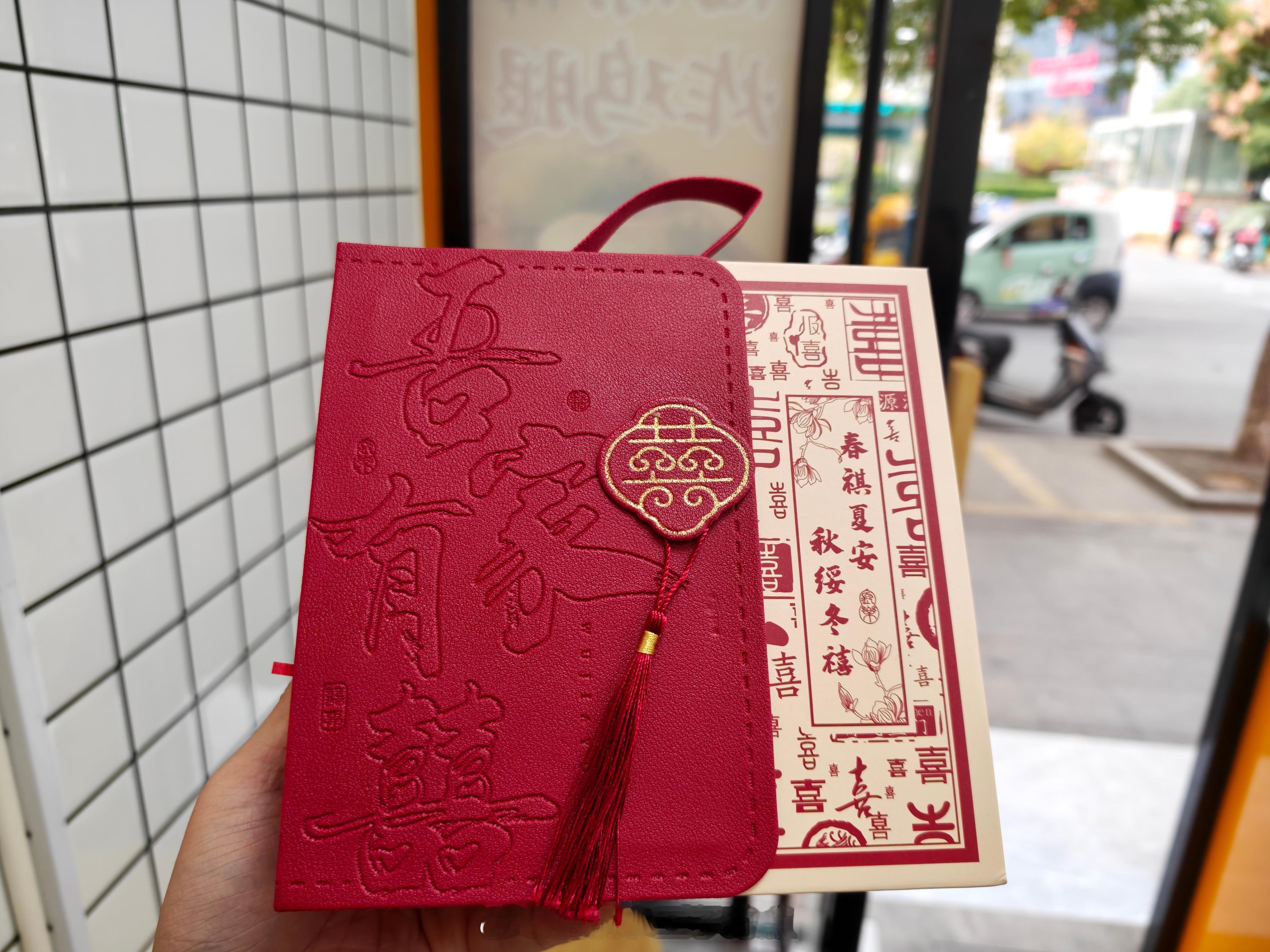 霸王茶姬员工晒创始人喜糖沾沾喜气收到霸王茶姬创始人张俊杰结婚喜糖了