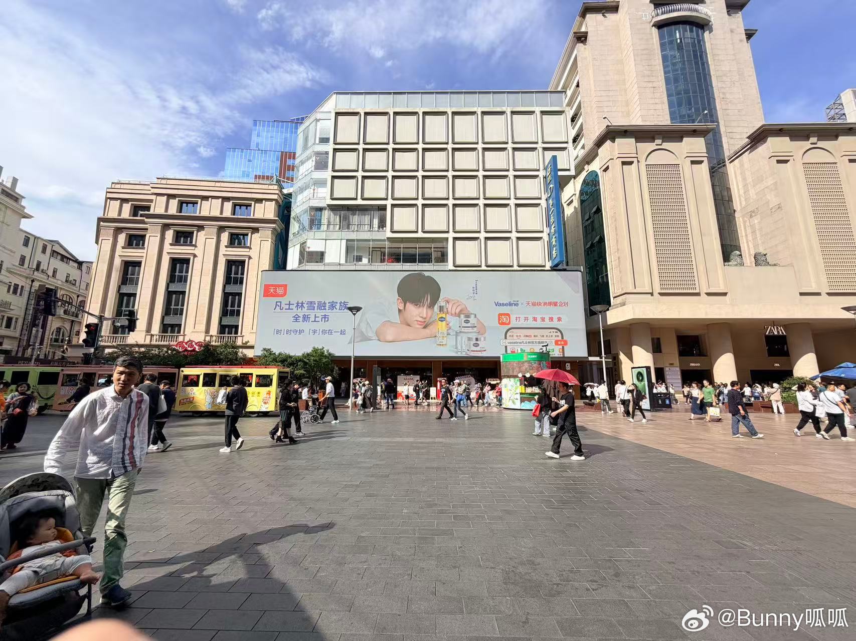 朴时宇凡士林青春大使 刷到好多网友打卡返图，凡士林七城大屏同时上线，朴时宇的画面