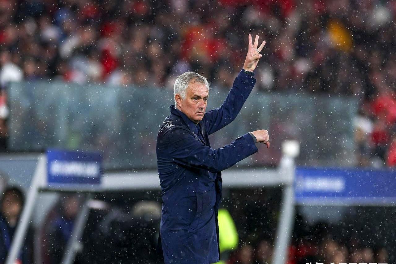 穆里尼奥在包厢里眼睁睁看着，领先优势只维持了2分钟。
 
本菲卡球员刚冲向角旗区