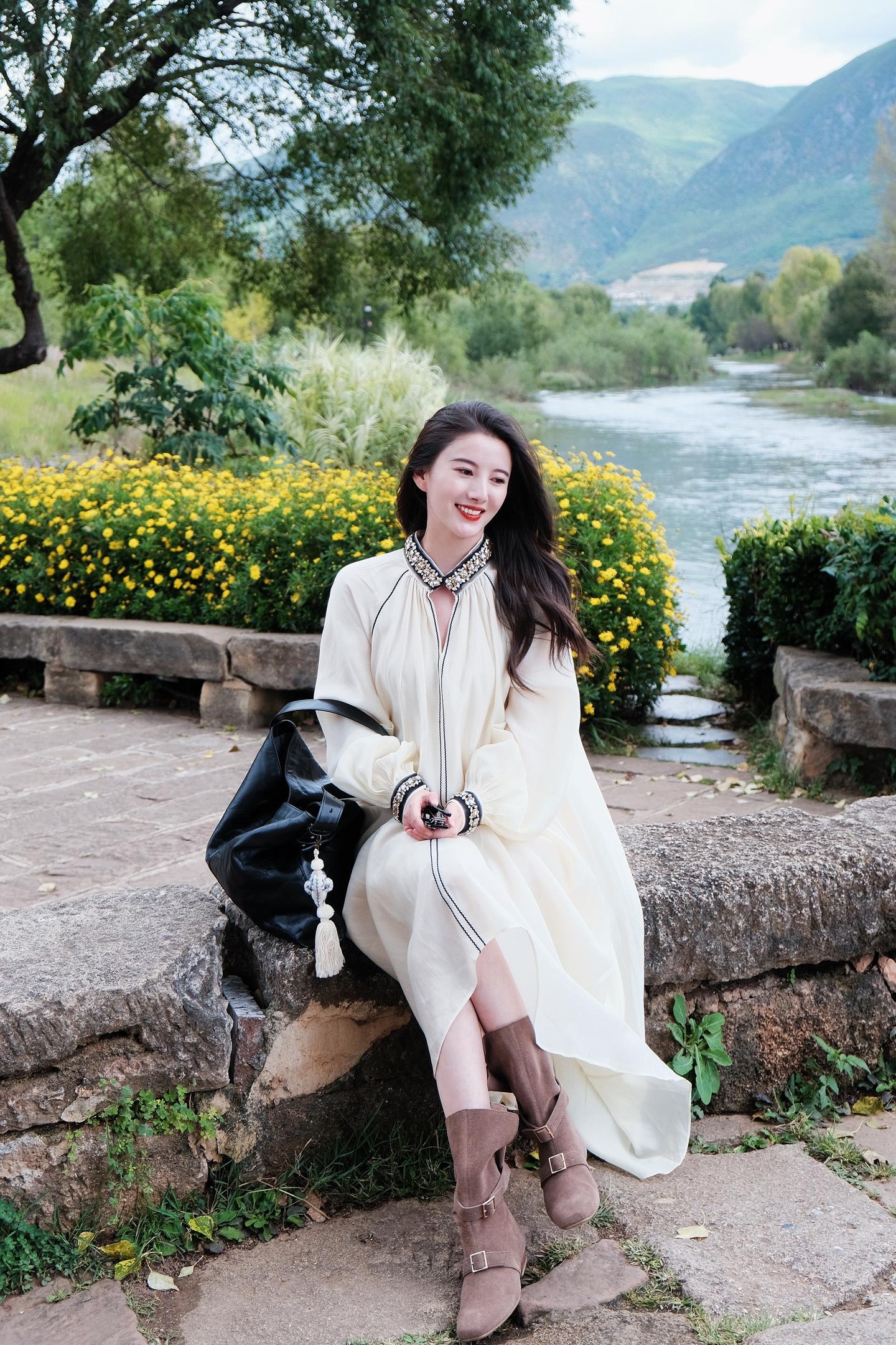 一个精神世界丰盈的女子 你跟她炫耀什么都没用 她的世界是山川河流 是世...