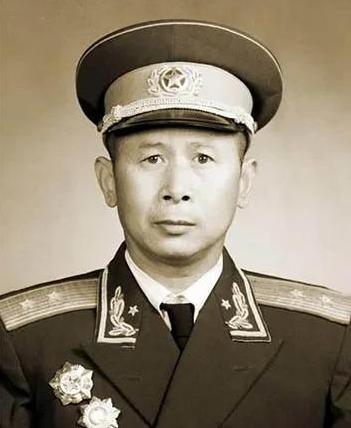386旅缺干部，陈赓看上一悍将，朱德：人给你，但不能让他当主官。1940年的冬天