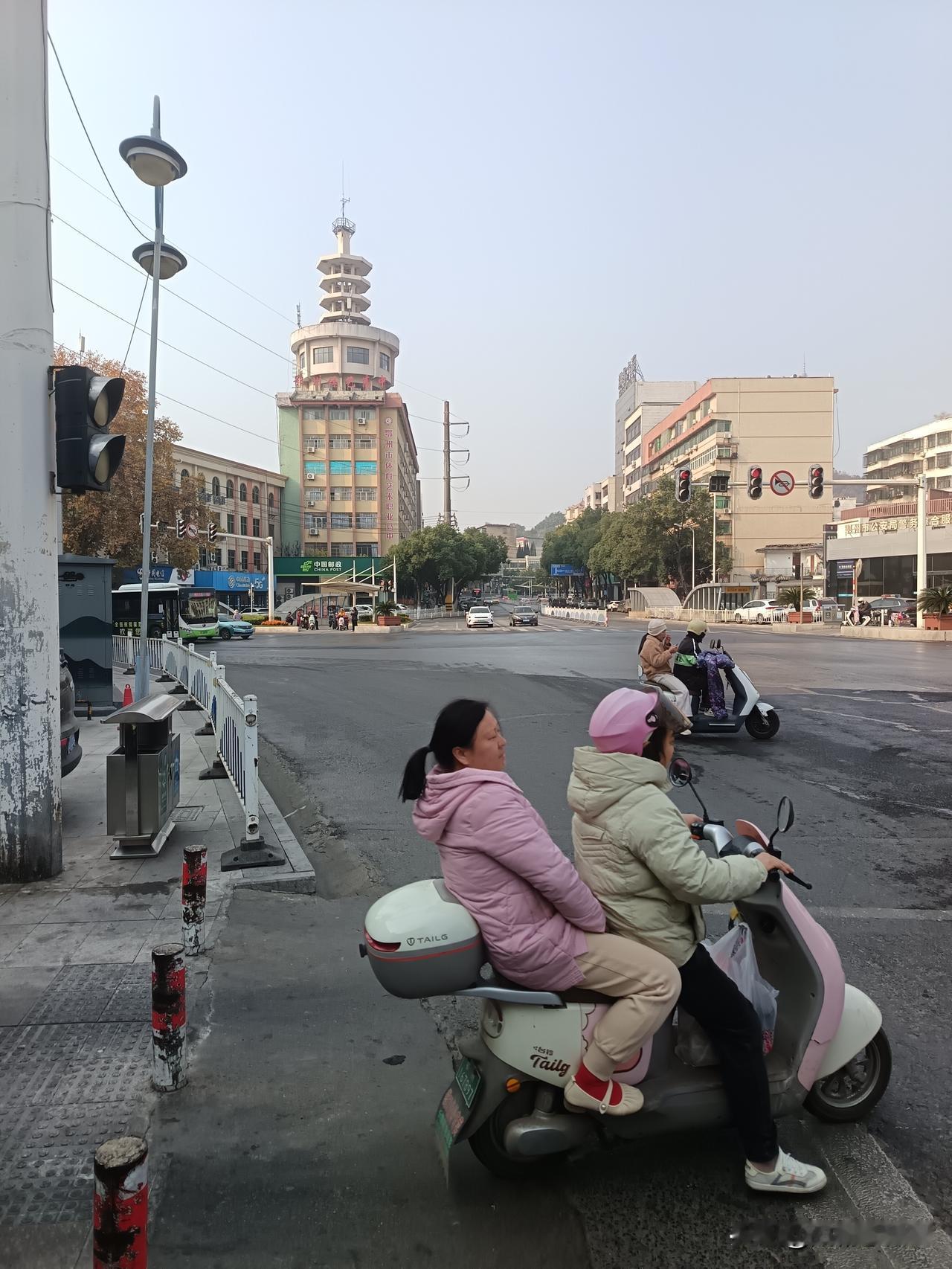 秋风卷地，千山黄叶辞寒雁
春雨滴嗒，万水苏醒润物声