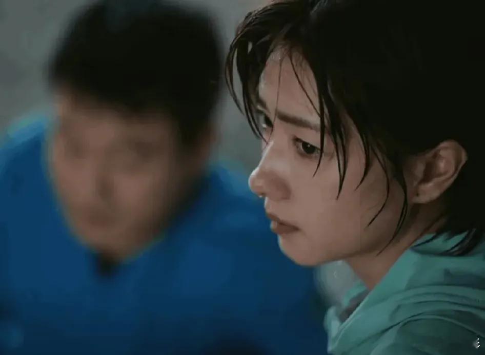 原来，在玫瑰的故事里苏更生是一个结过婚的女人很多人说，就这一点她的人设崩了我觉得