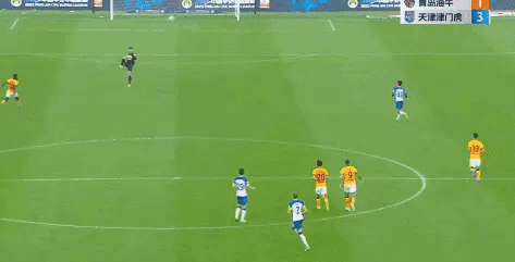 津门虎的门将真会玩！对手不被你气死，都会被气疯。[捂脸]本以为你要给他送助攻，谁