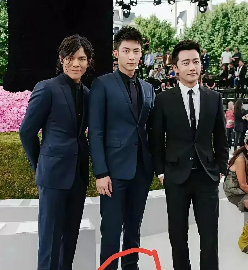 金鸡奖评委开会时，反复拉片看一个男人被绿的脸。
镜头怼在黄轩脸上。
没有台词。