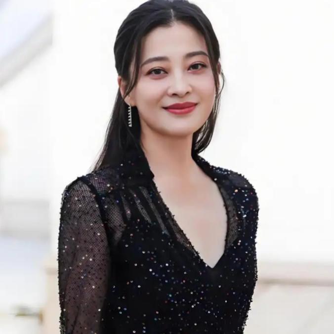 梅婷在2024年凭借《生命树》提名白玉兰最佳女配角。

她平日很少出现在热搜，可