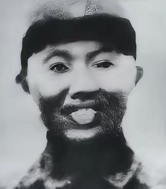 1942年，神枪手王凤麟遭叛徒出卖，被日军围在山上，打到只剩一颗子弹时，他犹豫了