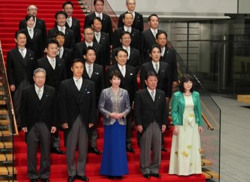 9月17日的日本政坛，气氛明显不对劲。

高市早苗出其不意地召开临时内阁会议，所