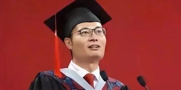 1999年，北大博士王永强移民美国后，整整20年都未回国。母亲病危时，他也拒绝探