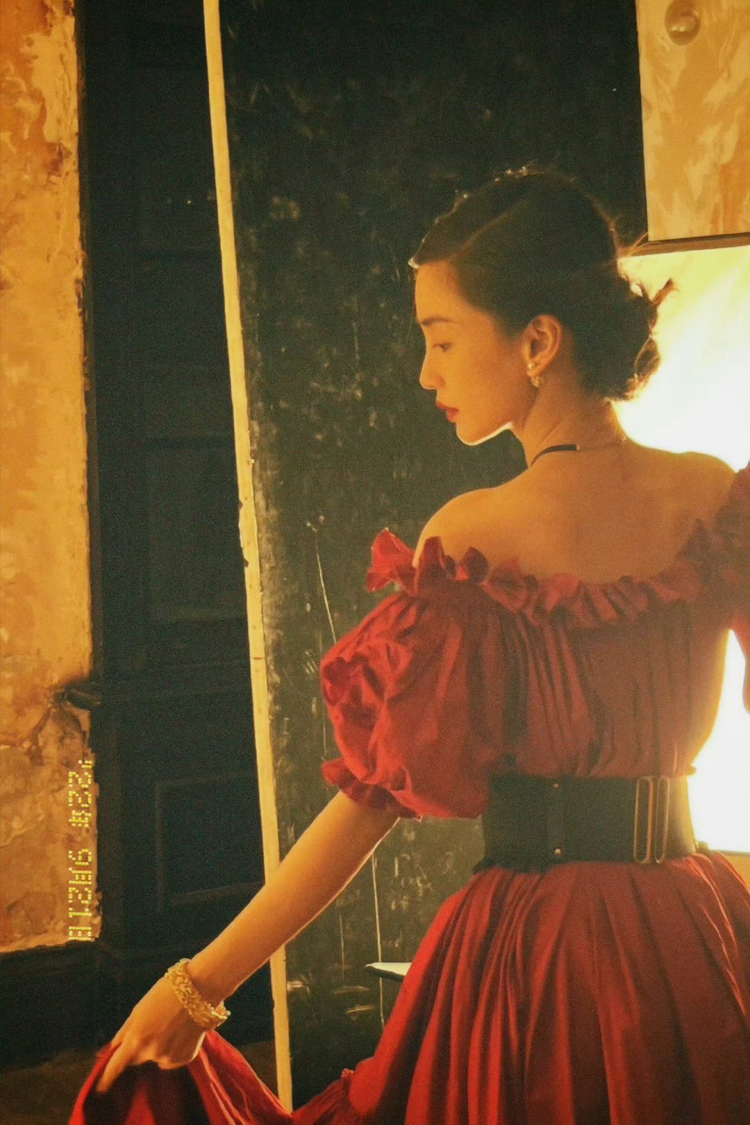 angelababy  yy 杨颖 月亮很亮，亮也没用，没用也亮。我喜欢你，喜欢