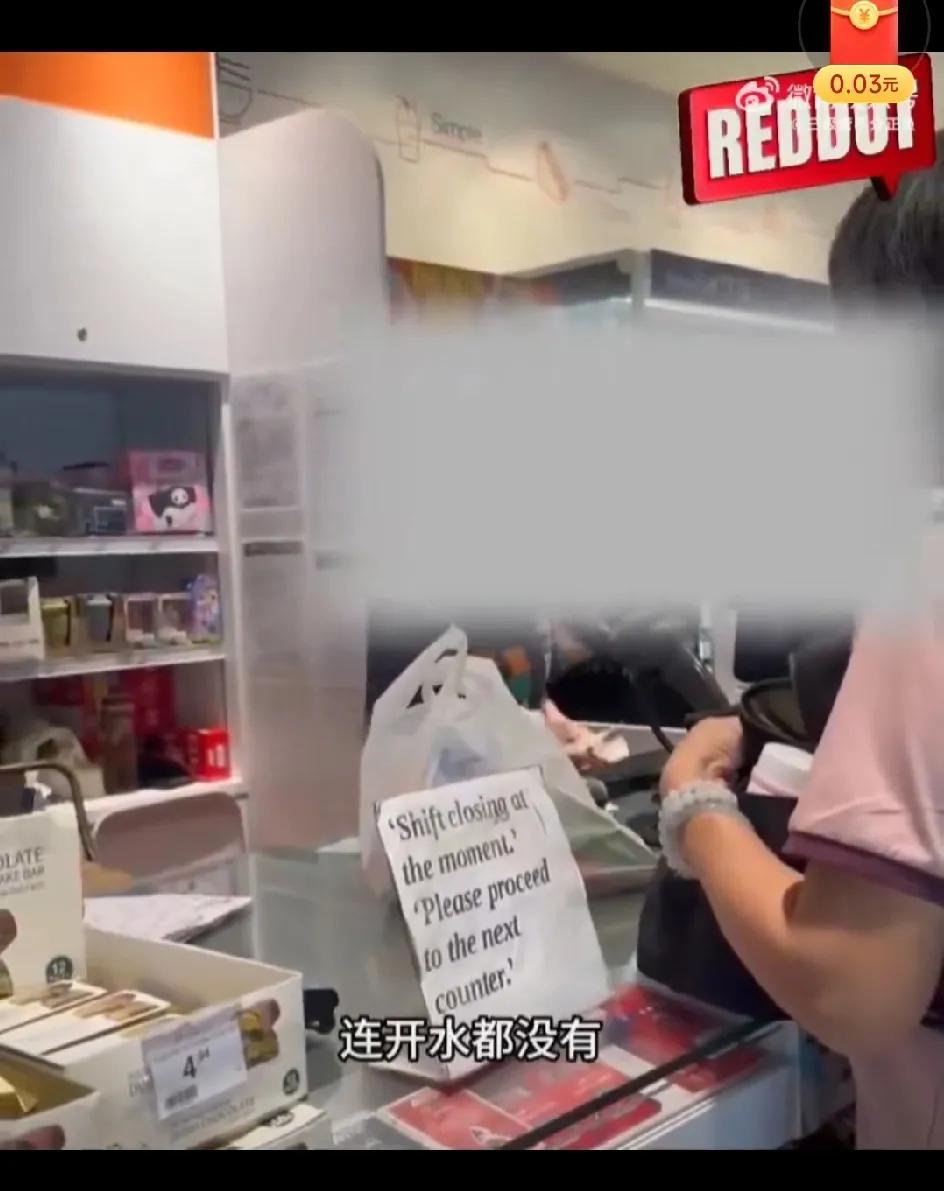 因店里没有提供热水，女游客大闹新加坡便利店。

此女在新加坡一便利店购买泡面，当