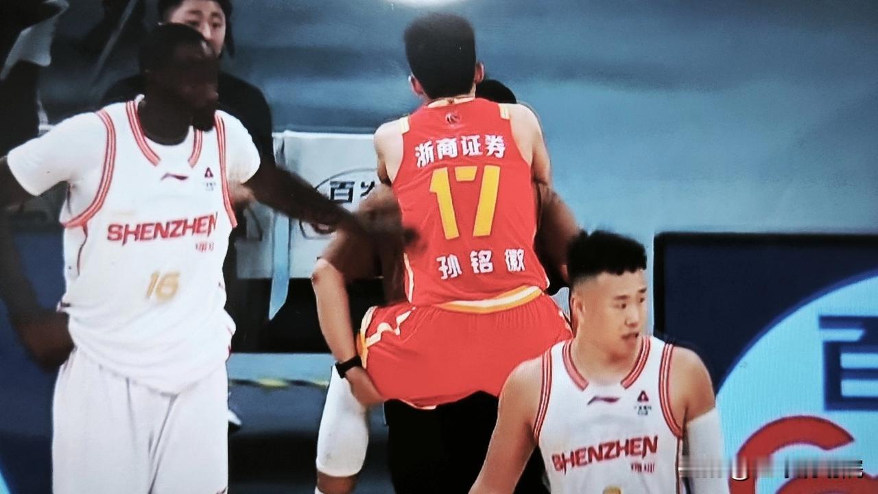 突发！孙铭徽一场假动作投篮被深圳队球员压倒，脚踝受伤，被背回更衣室！

第三节还