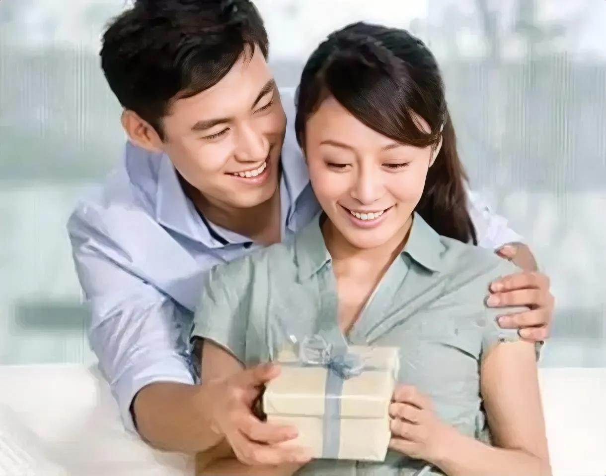 什么样的男人才是一个家庭里的灾难吗？
不是事业无成的男人，
其实很多看似事业平平
