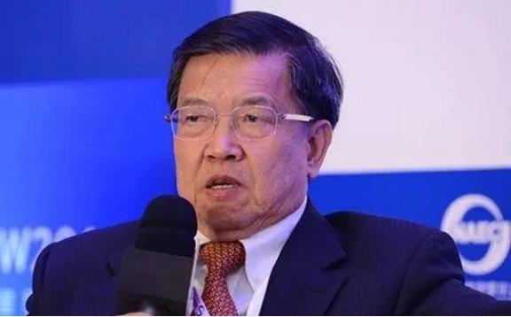 龙永图曾说：暂不讨论中国崛起，先回答三个更重要的问题。第一，什么时候全球的精英会