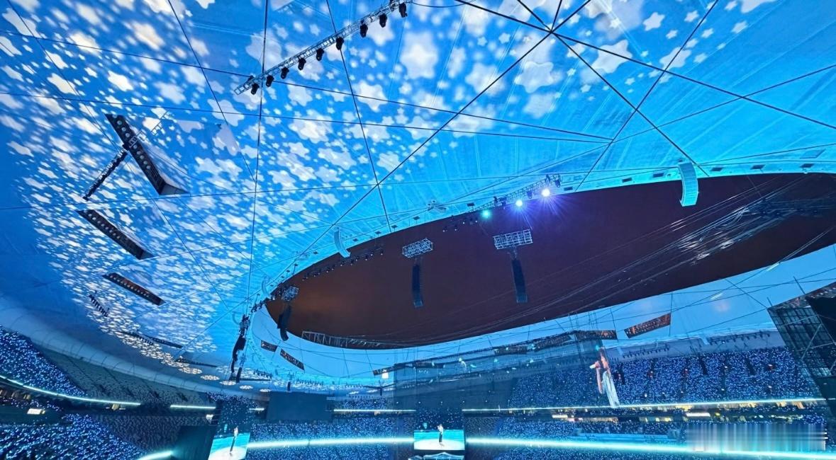 张杰给鸟巢造了星空顶 怎么又双叒叕开发鸟巢了！唱到《今生今世》《年轻的战场》时，