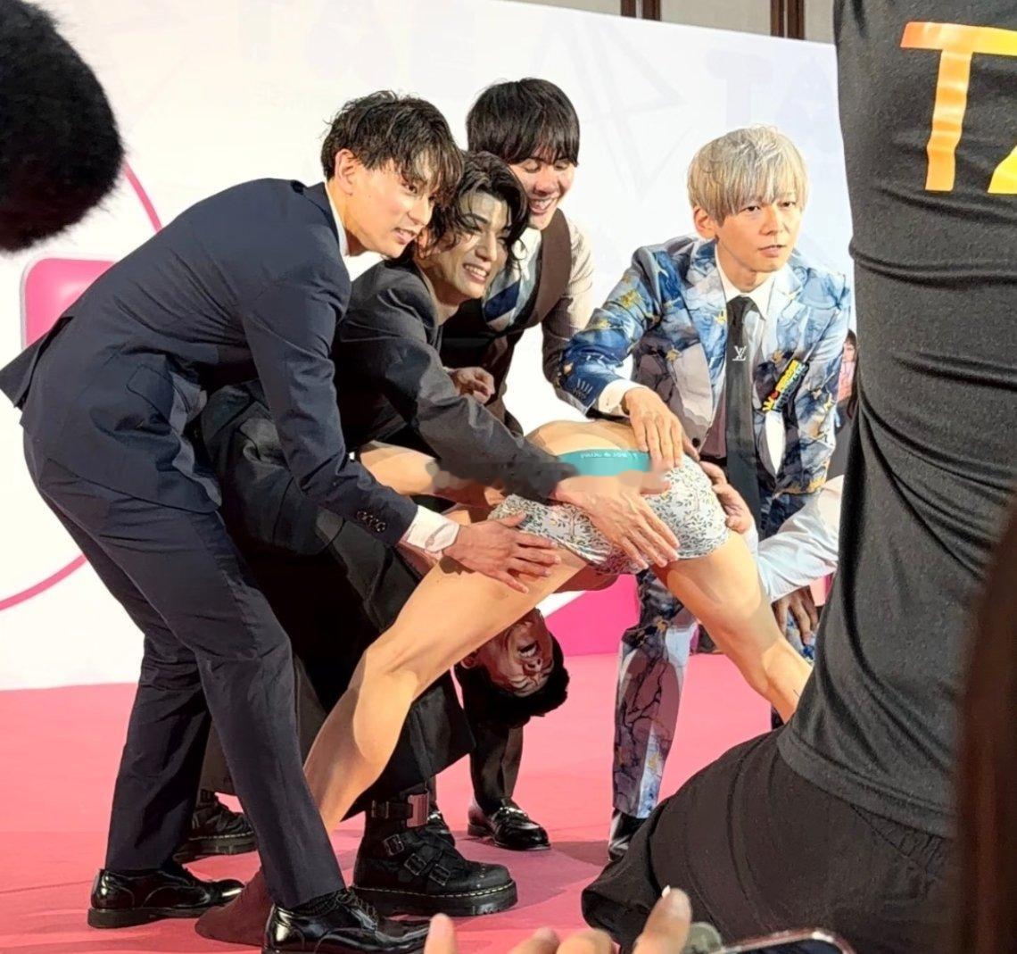 日本娱乐圈真的太乱了，隔着屏幕都觉得尴尬。 