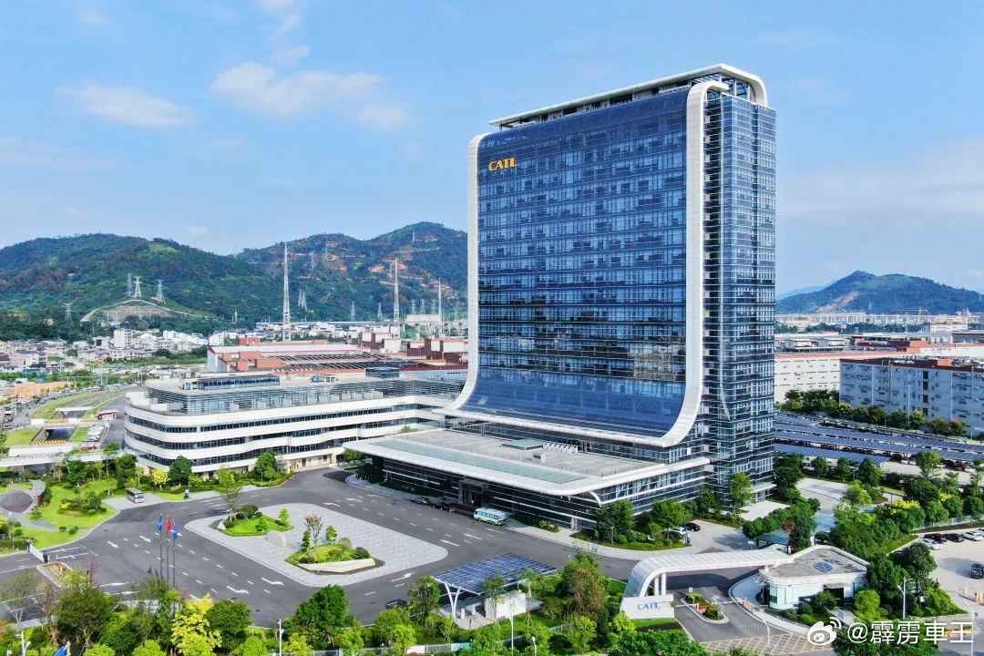 宁德时代回应车企自研电池：“会造车，不一定造电池。”首席制造官倪军说得很直接：消