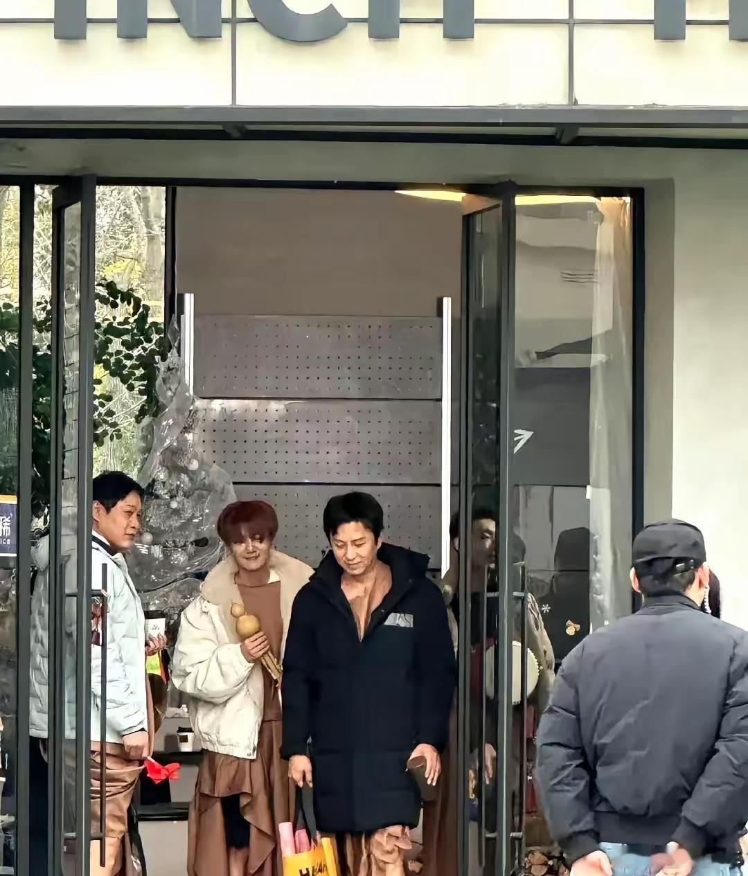 网友上海偶遇鹿晗邓超录制五哈，有种不顾自己死活，又不顾路人死活的疯感[允悲][允