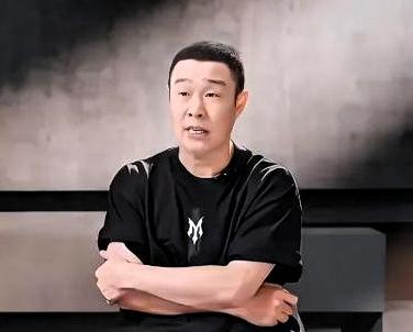 小沈阳被拒九次，低头在本子上写东西。所有人以为他在盘算组队，凑近一看，他在画画。