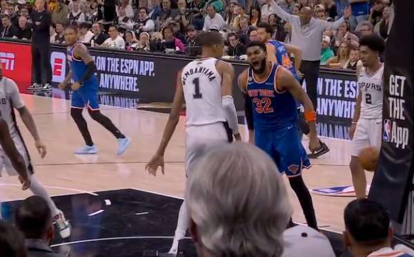NBA总决赛马刺vs尼克斯摸头发都能被吹3+1，教练还不挑战，裁判自己不能回看改