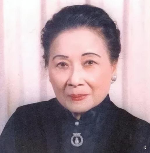 1996年，李登辉上台后撤掉蒋氏父子的陵墓守卫，蒋介石的雕像被破坏，宋美龄得知后