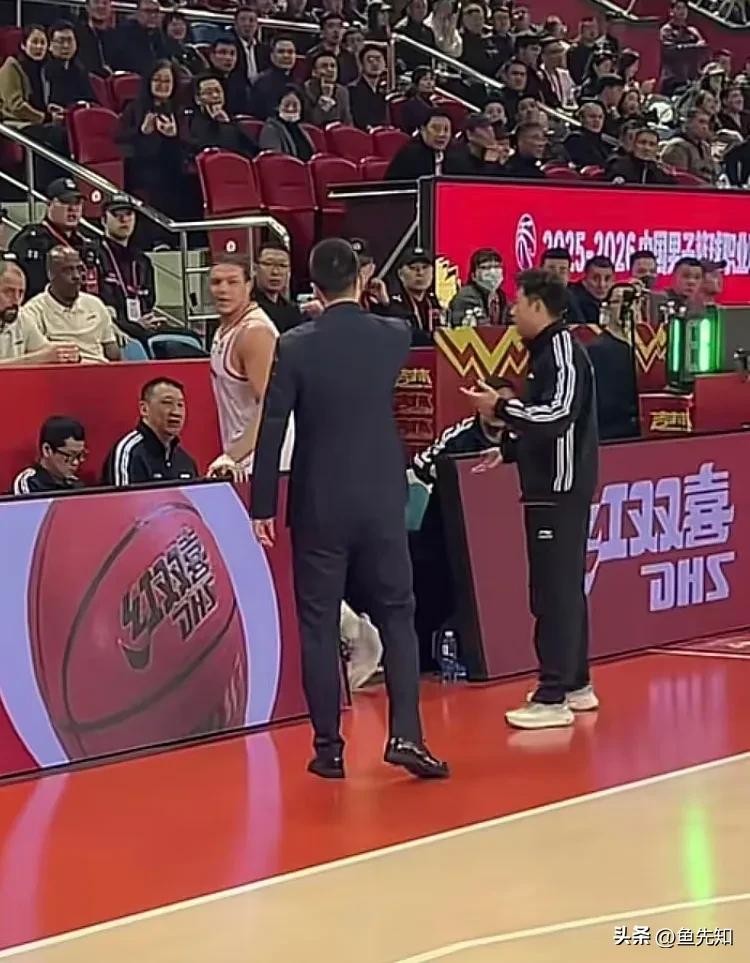 不出意外，上海队的洛夫顿下一场又要被球队禁赛了。今天比赛第一节，卢伟对洛夫顿的表