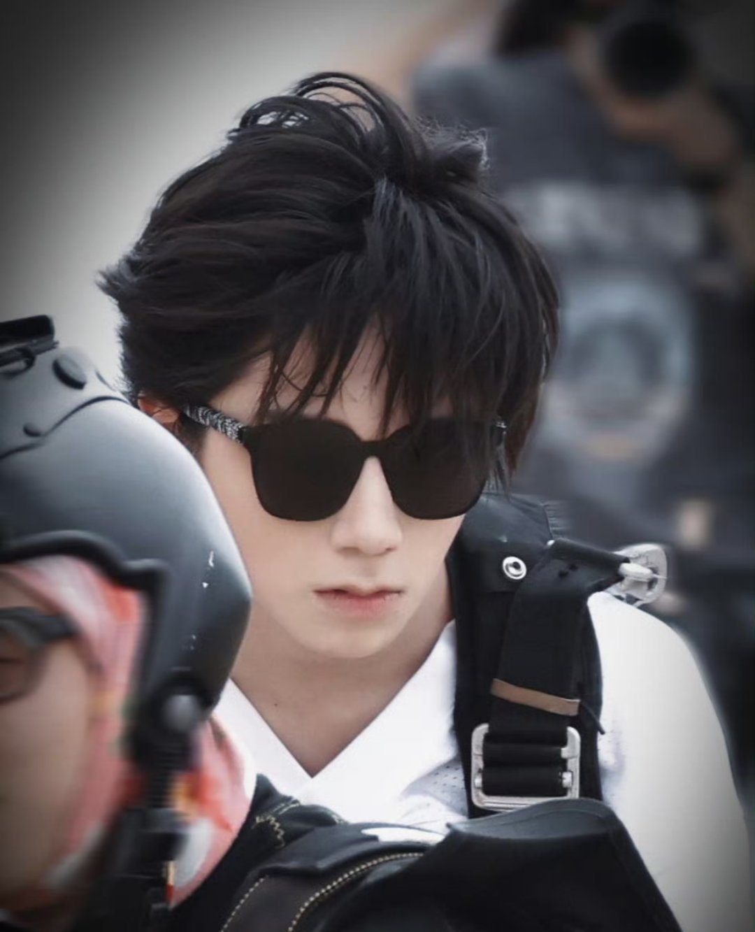 王橹杰跳伞王橹杰参与跳伞挑战的片段引发关注。镜头里，他身着白T搭配装备，在高空强