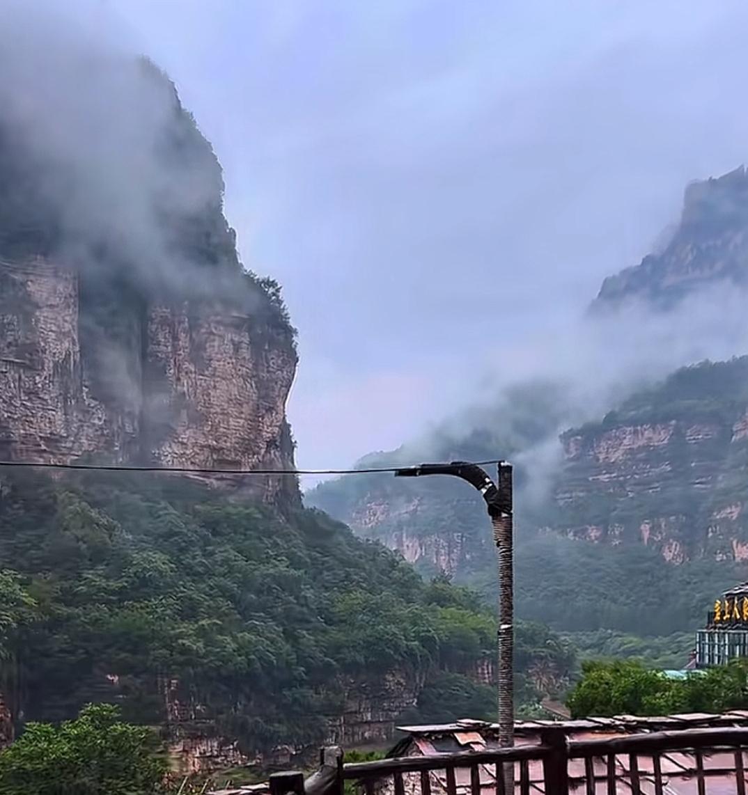 云雾缭绕的仙境，山间隐秘的世外桃源。80后有时间可以出来转转了，看看祖国的大好河