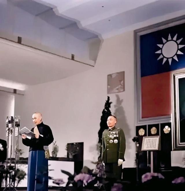 1948年就职典礼上，副总统李宗仁本该风光上台，谁知蒋介石在着装上临时变卦，让他