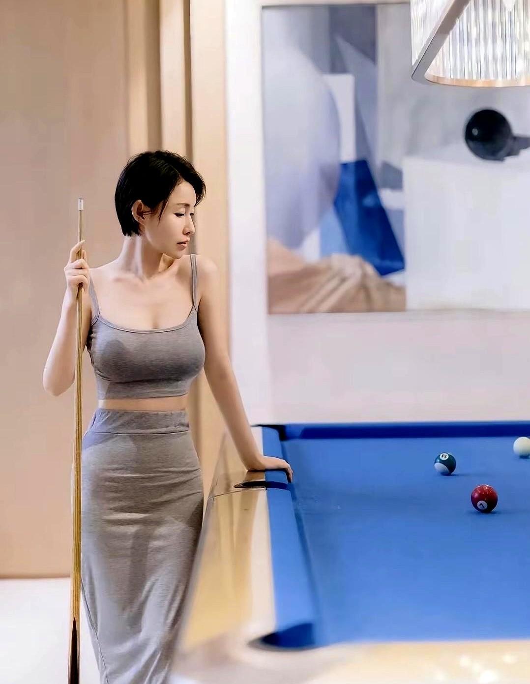 还在以为台球厅里的女孩都是摆设？那你可能要被现实好好上一课了。

周末约哥们去打