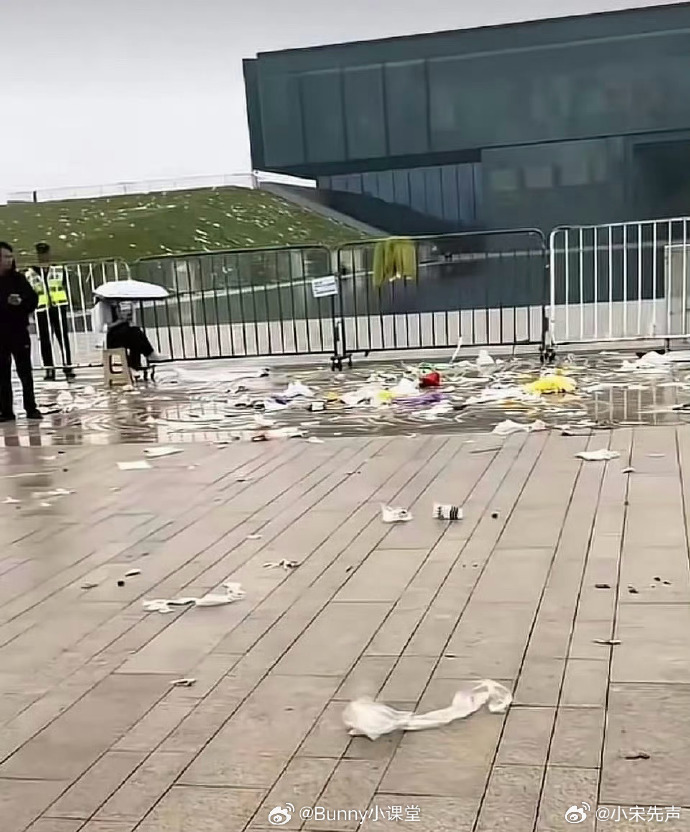 某综艺节目在海岛遗弃造景垃圾 好像叫什么快跑吧，兄弟？ ​​​