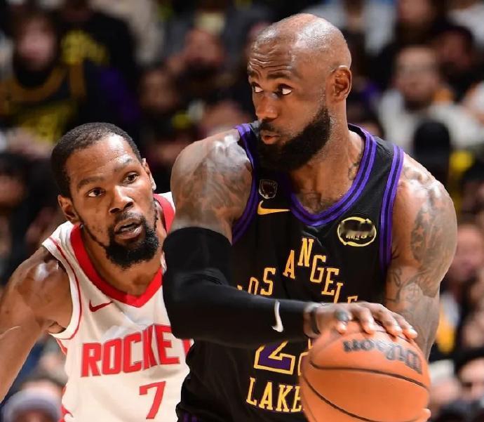 NBA现役常规赛得分榜：
1、詹姆斯——43440分（历史第1）
2、杜兰特——