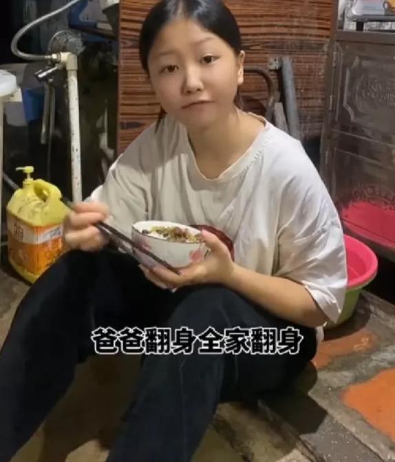 安徽，有一名小女孩在父母离婚之后，深夜情绪低落地发文，表达了自己对爸爸妈妈因为钱