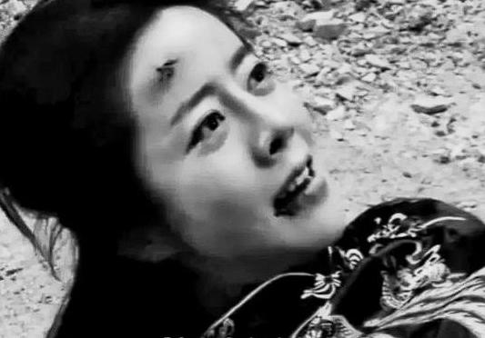 1944年，日军将一个光着身子的少女扔到了河边，临走时还踢了几脚。突然，一条狼狗