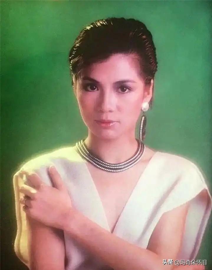 🎆永远的翁美玲👉旧时光里的美人，自带柔光滤镜🌿
翁美玲这组造型，简约却气场