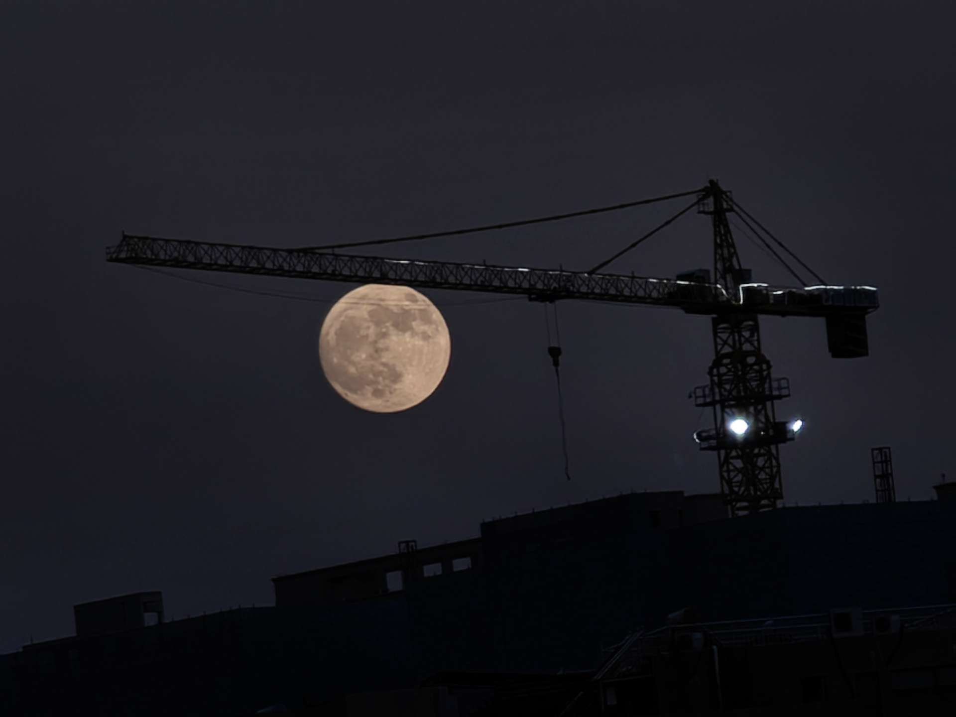 一起看月亮爬上来。来看看我拍的超级月亮，祝大家中秋快乐