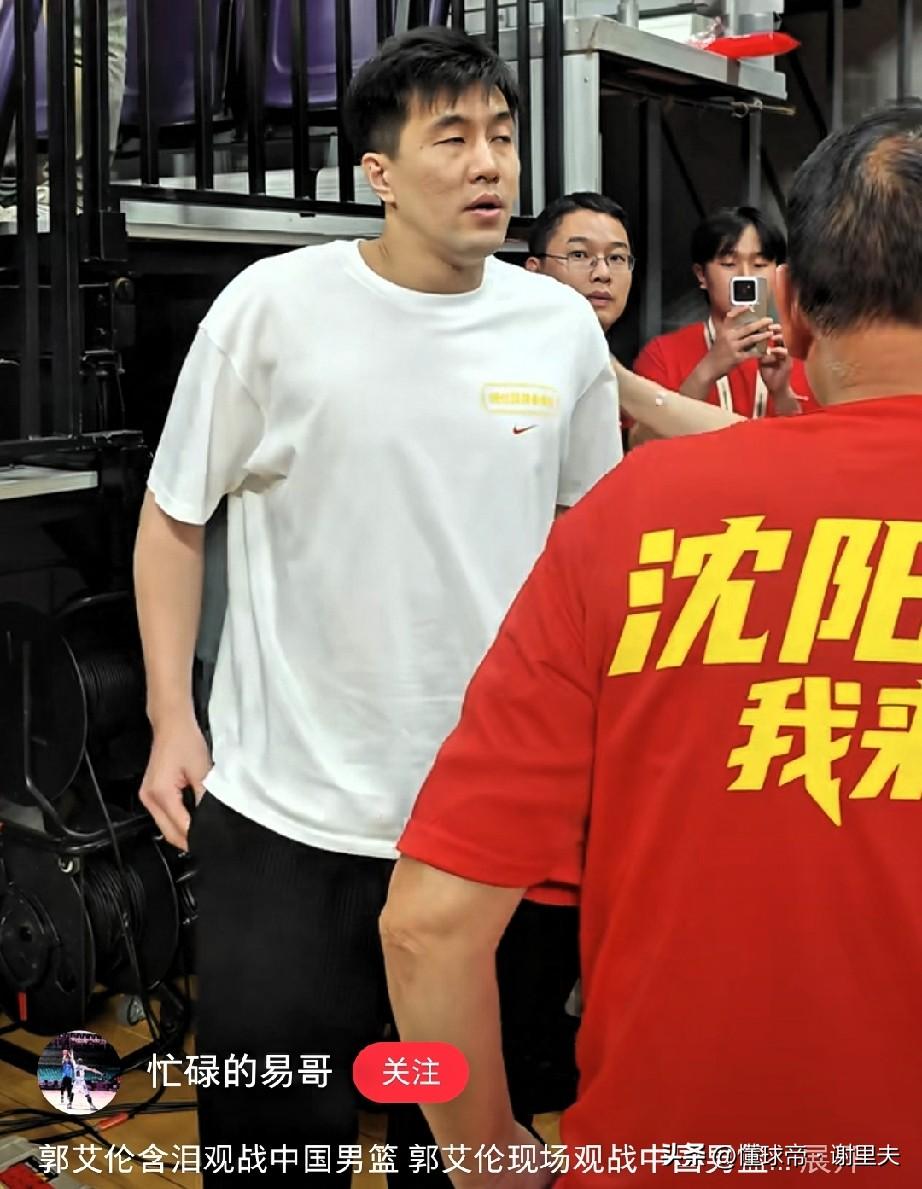 郭艾伦含泪观看男篮比赛，苏群直言男篮数月集训全白练了！男篮输球，最不应该愧疚的球