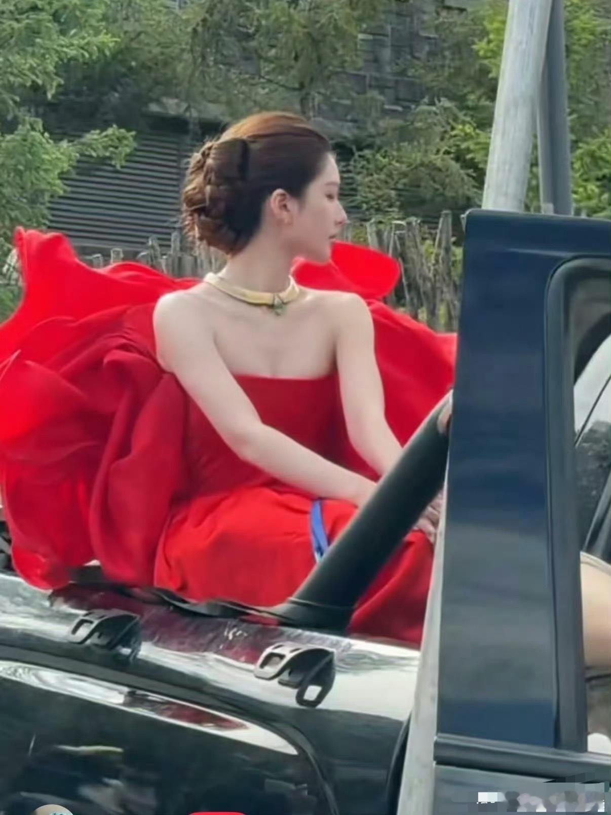 许我耀眼 现实版 许妍 你怎么走出来了！妈妈我找到全世界穿红色最好看的女人了！！