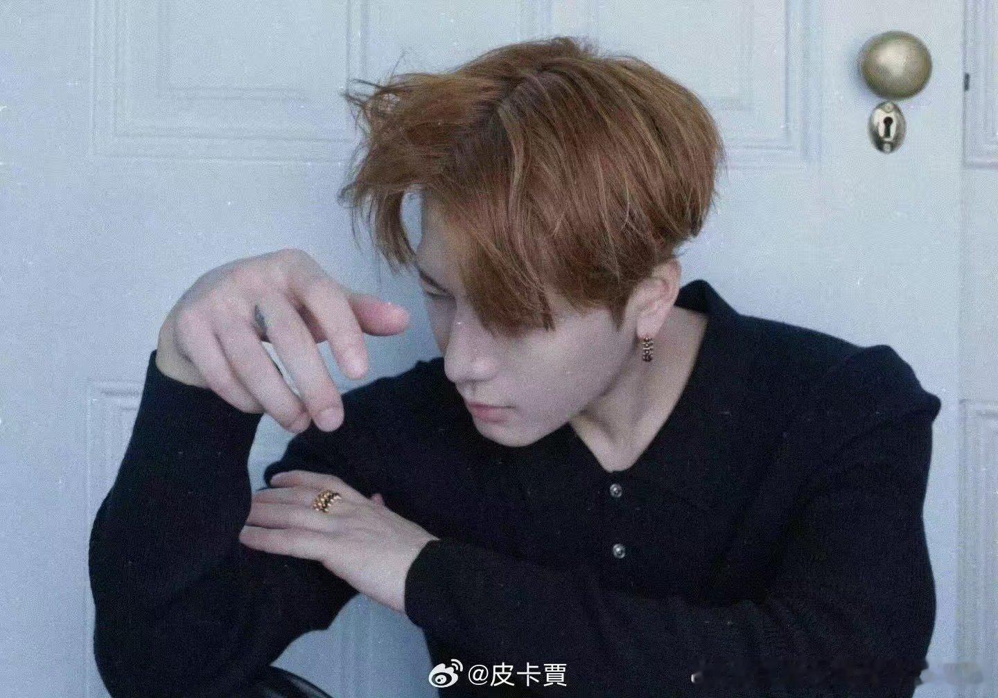 王嘉尔发文吐槽开会王嘉尔演我打工状态被王嘉尔真实到了！发文吐槽开会简直在演我打工