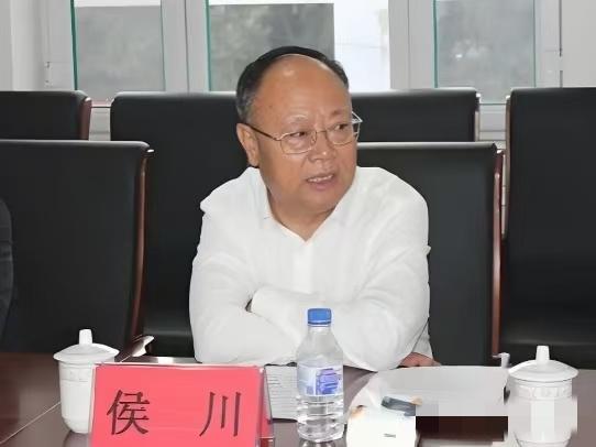 太唏嘘！曾荣获全国脱贫攻坚先进个人的侯川，今日官宣落马！
太唏嘘！曾经荣获全国脱