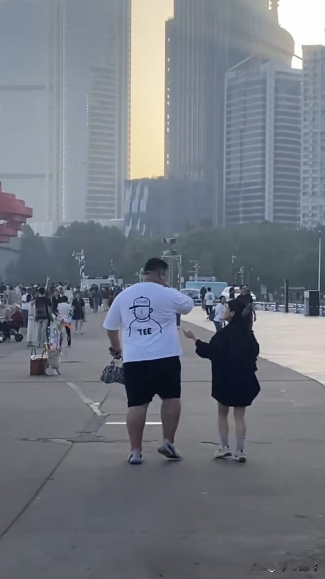 这对情侣平均下来一个人有没有160斤？