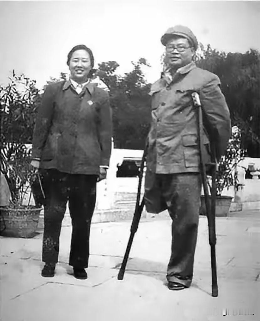 在1935年，中央红军二渡赤水，回师黔北，红三军团担负起夺取娄山关的主攻任务，一