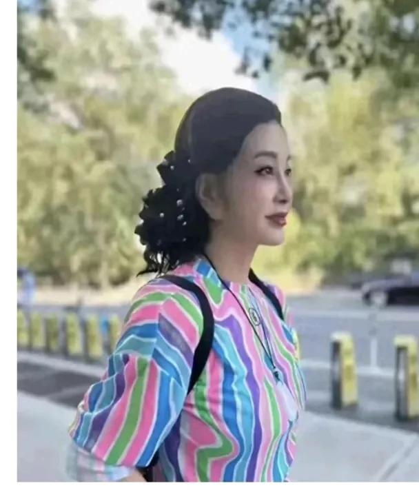 75岁的刘晓庆近日四次晒出美照，这哪是古稀之年的年纪，分明是青春美少女啊。头发乌