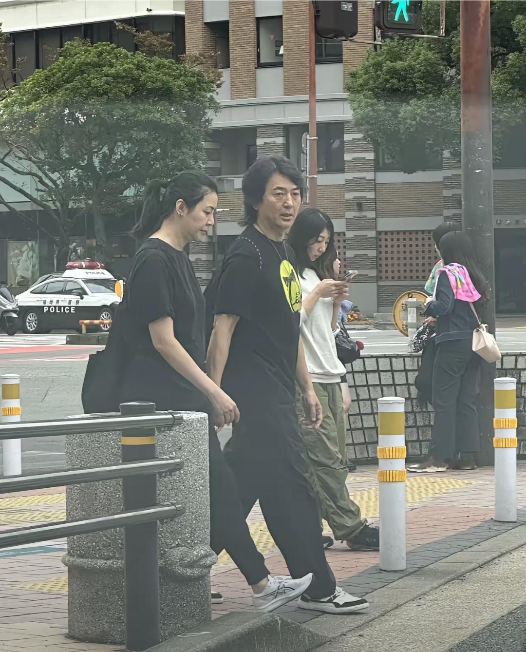 郑伊健留着长发，眼袋好重，脸上皱纹叠加，和蒙嘉慧走在街上，和普通夫妇差不多。
老
