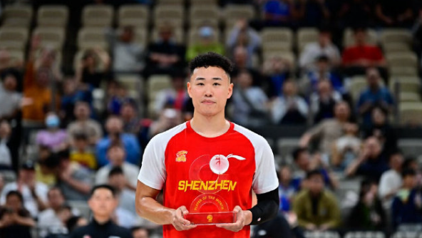 深圳男篮晒照：月度最佳国内球员是对贺希宁第一阶段的认可