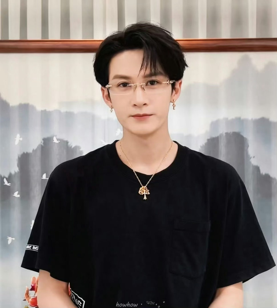 耳钉、项链、无框眼镜，大哥檀健次好潮好帅啊！期待檀健次《何不同舟渡》！期待谢却山