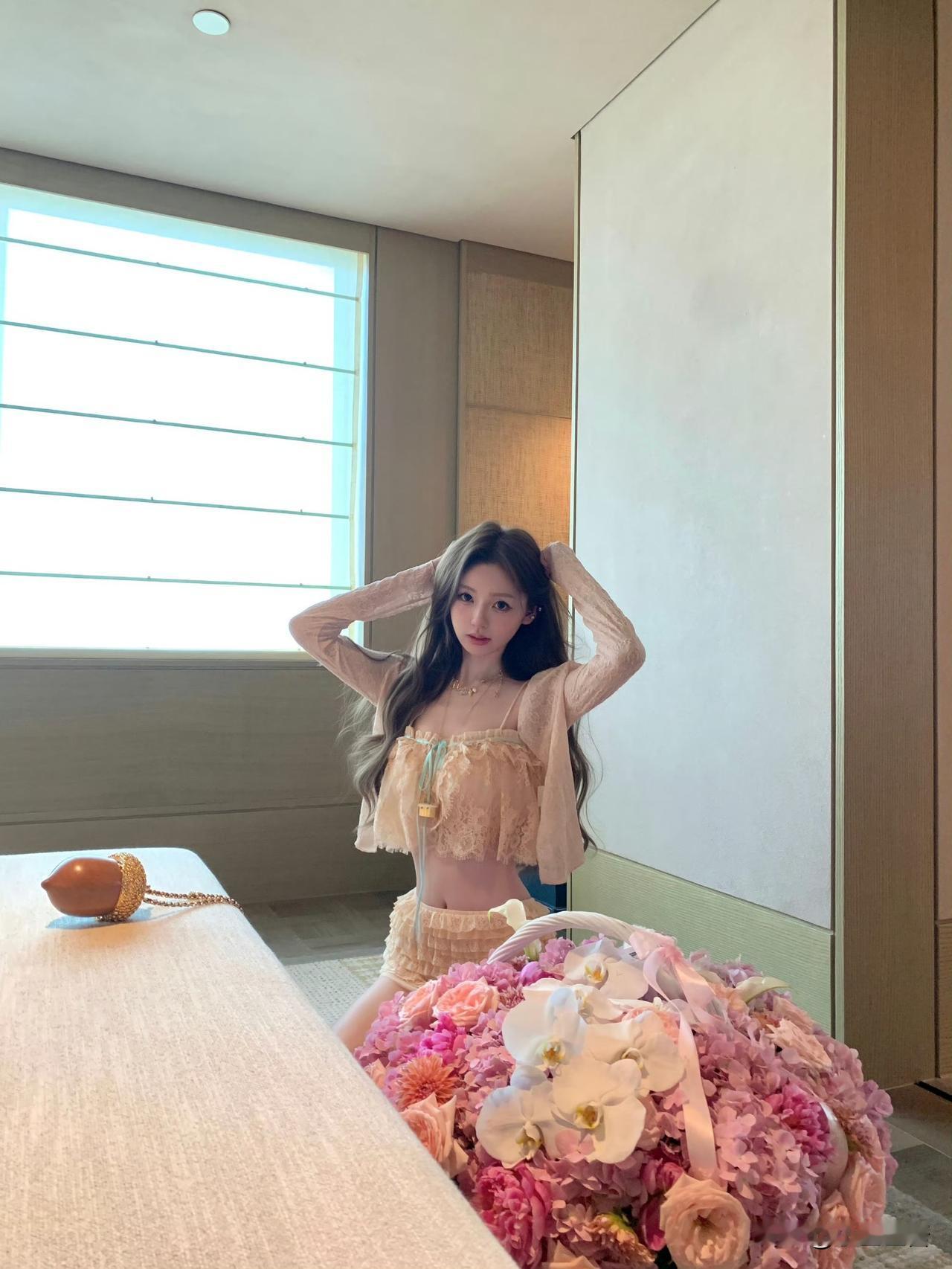 王思聪女友，引发热议。

8月5日，38岁的王思聪，冲上热搜，他带着女友闺蜜在日