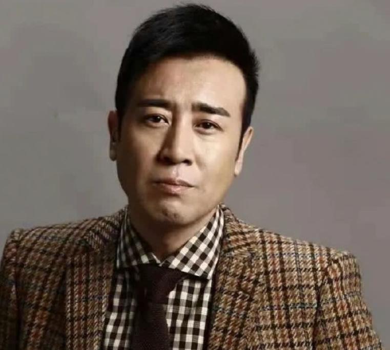 演员于和伟上大一的时候，有天家里来电话，说大姐去世了，肺癌，听到这个消息后，他愣